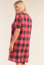 Cargar imagen en el visor de la galería, Plus Size Checkered Round Neck Short Sleeve Sweater Mini Dress