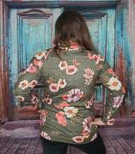 Load image into Gallery viewer, Green Floral Pullover